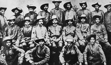 Gandhiji along with the members of the stretcher bearers, Julu Rebellion, 1906.jpg